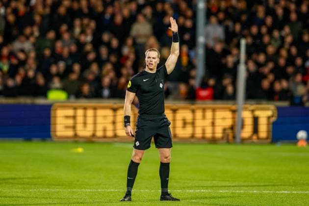 DEVENTER , 26-10-2025 , Stadium De Adelaarshorst , season 2025 2026 , Dutch Eredivisie football . match between Go Ahead Eagles and Excelsior Rotterdam, Picture shows Referee Yannick van der Laan Go Ahead Eagles - Excelsior  x31706894x Copyright: