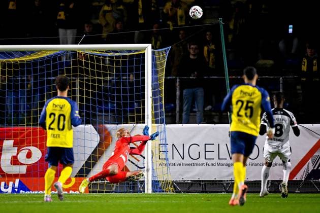 Royale Union Saint-Gilloise v Sint-Truidense VV - Jupiler Pro League BRUSSELS, BELGIUM - OCTOBER 26 : Kokubo Leo Brian goalkeeper of Sint-Truiden during the Jupiler Pro League match between Royale Union Saint-Gilloise and Sint-Truidense VV on October 26, 2025 in Brussels, Belgium, 26 10 2025  Copyright: xTomasxSiskx