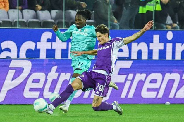 Jonathan Rowe (Bologna) thwarted by Niccolo Fortini (Fiorentina) during ACF Fiorentina vs Bologna FC, Italian soccer Serie A match in Florence, Italy, October 26 2025  Copyright: xFabioxFagiolini IPAxSportx xipa-agency.netx xx IPA_67116945 IPA_Agency_IPA67116945