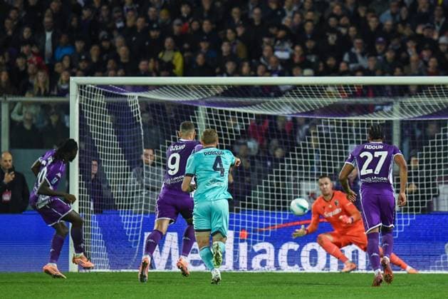 Bioty Moise Kean (Fiorentina) scores the 2-2 goal by penalty during ACF Fiorentina vs Bologna FC, Italian soccer Serie A match in Florence, Italy, October 26 2025  Copyright: xFabioxFagiolini IPAxSportx xipa-agency.netx xx IPA_67116967 IPA_Agency_IPA67116967