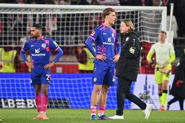 v r Coach Bo HENRIKSEN 1 FSV Mainz 05 , Nelson WEIPER 1 FSV MAinz 05 , Philipp MWENE 1 FSV Mainz 05 , Disappointment,frustration,disappointed,frustrated,dejected after the match Soccer 1 Bundesliga Season 2025 2026, 8 Matchday, Matchday08 VfB Stuttgart 1 FSV Mainz 05 2 1 on 26 10 2025 MHP ARENA