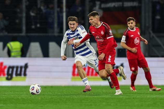 Sports, football, 3 league season 2025 2026 12 matchday MSV Duisburg Rot Weiss Essen 26 10 2025, schauinsland reisen arena Patrick Sussek MSV Duisburg, 37 Michael Kostka Rot Weiss Essen, 2 Duisburg schauinsland reisen arena North Rhine-Westphalia Germany