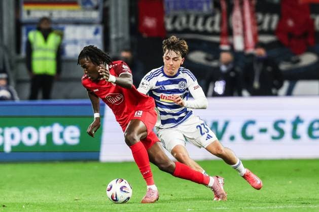 Sports, football, 3 league season 2025 2026 12 matchday MSV Duisburg Rot Weiss Essen 26 10 2025, schauinsland reisen arena e19 Simon Symalla MSV Duisburg, 23 duel Duisburg schauinsland reisen arena North Rhine-Westphalia Germany