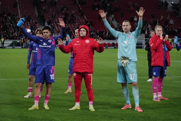 26 10 25 VfB Stuttgart 1 FSV Mainz 05 Germany, Stuttgart, 26 10 2025, Football, Bundesliga, Season 2025 2026, VfB Stuttgart 1 FSV Mainz 05 Mainz after the match in the fan curve, left Nadiem Amiri, right TW Robin Zentner