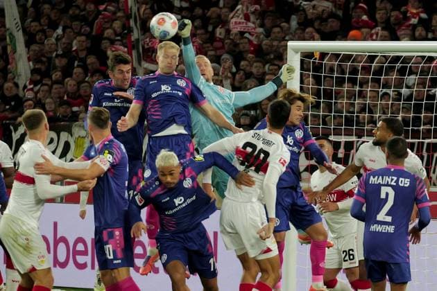 26 10 25 VfB Stuttgart 1 FSV Mainz 05 Germany, Stuttgart, 26 10 2025, Football, Bundesliga, Season 2025 2026, VfB Stuttgart 1 FSV Mainz 05 Turmoil in the Mainz penalty area TW Robin Zentner, Mainz, clears with his fist