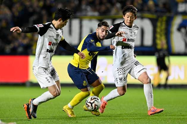 Royale Union Saint-Gilloise v Sint-Truidense VV - Jupiler Pro League BRUSSELS, BELGIUM - OCTOBER 26 : Ait El Hadj Anouar midfielder of Union Saint-Gilloise and Yamamoto Rihito midfielder of Sint-Truiden during the Jupiler Pro League match between Royale Union Saint-Gilloise and Sint-Truidense VV on October 26, 2025 in Brussels, Belgium, 26 10 2025 Brussels Belgium  Copyright: xDhax