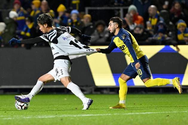 Royale Union Saint-Gilloise v Sint-Truidense VV - Jupiler Pro League BRUSSELS, BELGIUM - OCTOBER 26 : Ito Ryotaro forward of Sint-Truiden and Ait El Hadj Anouar midfielder of Union Saint-Gilloise during the Jupiler Pro League match between Royale Union Saint-Gilloise and Sint-Truidense VV on October 26, 2025 in Brussels, Belgium, 26 10 2025 Brussels Belgium  Copyright: xDhax
