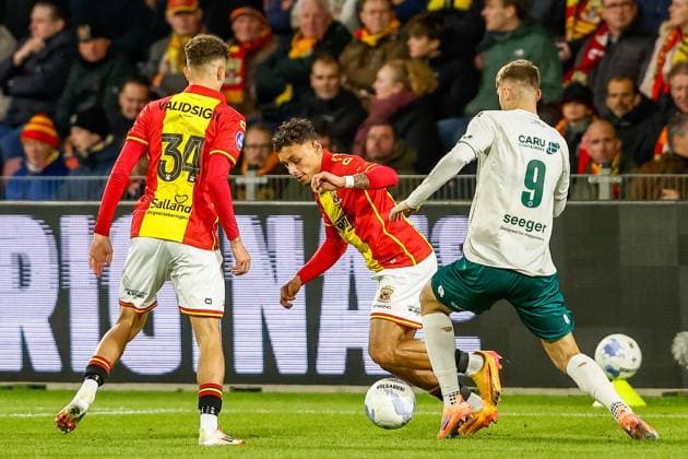DEVENTER , 26-10-2025 , Stadium De Adelaarshorst , season 2025 2026 , Dutch Eredivisie football . match between Go Ahead Eagles and Excelsior Rotterdam, Picture shows GA Eagles player Dean James vs Excelsior player Szymon Wlodarczyk Go Ahead Eagles - Excelsior  x31707116x Copyright: