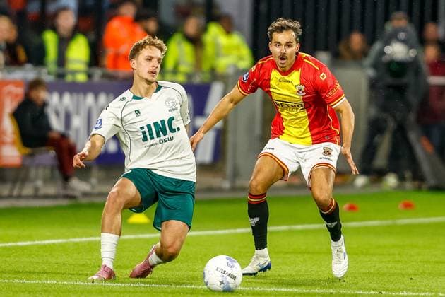 DEVENTER , 26-10-2025 , Stadium De Adelaarshorst , season 2025 2026 , Dutch Eredivisie football . match between Go Ahead Eagles and Excelsior Rotterdam, Picture shows GA Eagles player Mats Deijl vs Excelsior player Gyan de Regt Go Ahead Eagles - Excelsior  x31707127x Copyright: