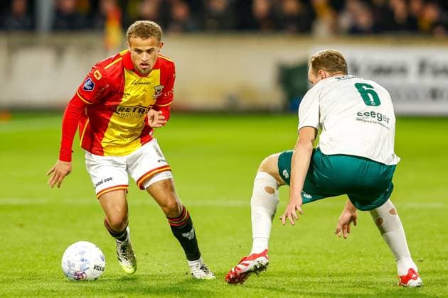 DEVENTER , 26-10-2025 , Stadium De Adelaarshorst , season 2025 2026 , Dutch Eredivisie football . match between Go Ahead Eagles and Excelsior Rotterdam, Picture shows GA Eagles player Kenzo Goudmijn vs Excelsior player Adam Carlen Go Ahead Eagles - Excelsior  x31707132x Copyright:
