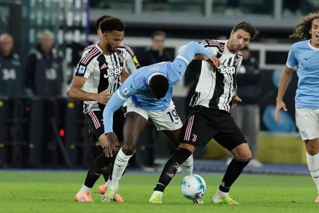 Serie A football match SS Lazio vs Juventus Lazio™s Senegalese forward Boulaye Dia challenges for the ball with juventus English defender Lloyd Kelly (L) and juventus Italian midfielder Manuel Locatelli (R) during the Serie A football match SS Lazio vs Juventus at Olimpico Stadium on October 26, 2025, in Rome. _BPH1114 Copyright: xAntonioxBalascox