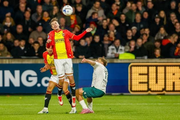 DEVENTER , 26-10-2025 , Stadium De Adelaarshorst , season 2025 2026 , Dutch Eredivisie football . match between Go Ahead Eagles and Excelsior Rotterdam, Picture shows GA Eagles player Calvin Twigt vs Excelsior player Gyan de Regt Go Ahead Eagles - Excelsior  x31707135x Copyright: