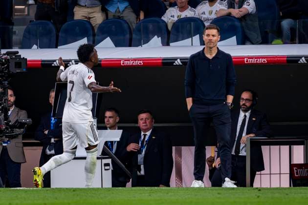 Real Madrid CF vs Barcelona FC - LaLiga EA Sports Vinicius Junior of Real Madrid (L) protests following his replacement with Xabi Alonso (R), head coach of Real Madrid, during the LaLiga EA Sports football match between Real Madrid CF and FC Barcelona, Barca at Estadio Santiago Bernabeu on October 26, 2025 in Madrid, Spain. Madrid Estadio Santiago Bernabeu Madrid Spain Copyright: xAlbertoxGardinx AGardin_20251026_Foot_Liga_ReaMad_Bar_0999