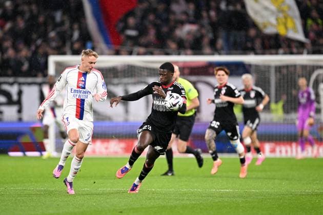 Olympique Lyonnais v RC Strasbourg Alsace - Ligue 1 McDonald s 2025 2026 07 Adam KARABEC (ol) - 23 Mamadou SARR (rcsa) during the Ligue 1 McDonald s match between Lyon and Strasbourg at Groupama Stadium on October 26, 2025 in Lyon, France. Lyon France  Copyright: xFEPx 776348169