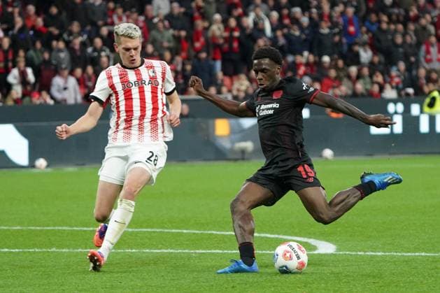 Soccer, 1 Bundesliga, Season 2025 2026, Bayer 04 Leverkusen SC Freiburg 26 10 2025, Bayarena Leverkusen Ernest Poku , Bayer 04 Leverkusen , Action, Single picture