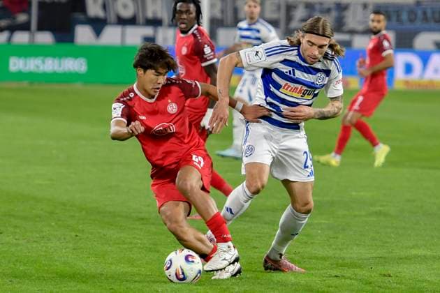 from left in duel Kaito Mizuta Essen 24 Joshua Bitter Duisburg 29 26 10 2025 Soccer MSV Duisburg vs Rot Weiss Essen, Schauinsland Reisen Arena, Duisburg, DFB DFL REGULATIONS PROHIBIT ANY USE OF PHOTOGRAPHS AS IMAGE SEQUENCES AND OR QUASI VIDEO Copyright: xpepphotox xSaschaxWeizx pep00321, pep_20251026_hm_180125