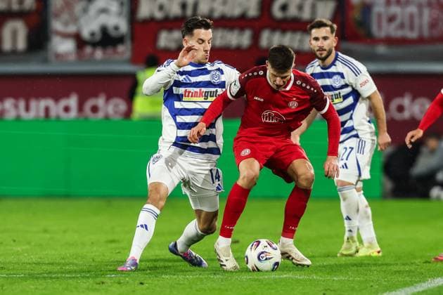 Sports, football, 3 Liga season 2025 2026 12 matchday MSV Duisburg Rot Weiss Essen 26 10 2025, schauinsland reisen arena Conor Noß MSV Duisburg,14 Michael Kostka Rot Weiss Essen, 2 Duisburg schauinsland reisen arena North Rhine-Westphalia Germany