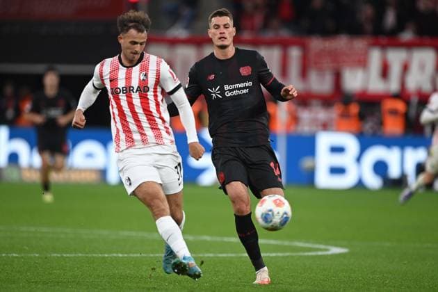 Max ROSENFELDER FR vs Patrik SCHICK LEV action, duel, Football 1 Bundesliga, 8 Matchday, matchday8, Bayer Leverkusen LEV SC Freiburg FR 2 0 on 26 10 2025 in Leverkusen Germany DFL regulations prohibit any use of photographs as image sequences and or quasi video Â