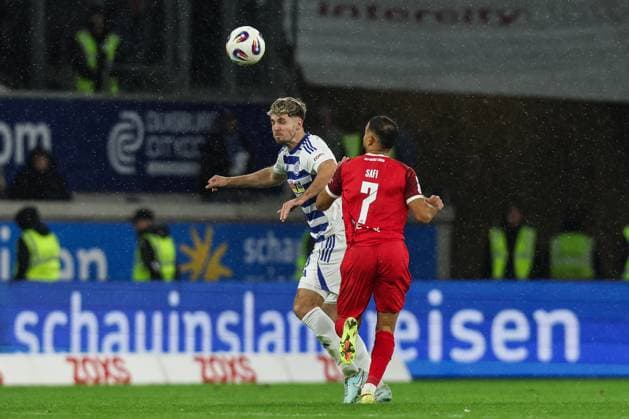 Sports, football, 3 Liga season 2025 2026 12 matchday MSV Duisburg Rot Weiss Essen 26 10 2025, schauinsland reisen arena Tobias Fleckstein MSV Duisburg, 5 Ramien Safi Rot Weiss Essen, 7 Duisburg schauinsland reisen arena North Rhine-Westphalia Germany
