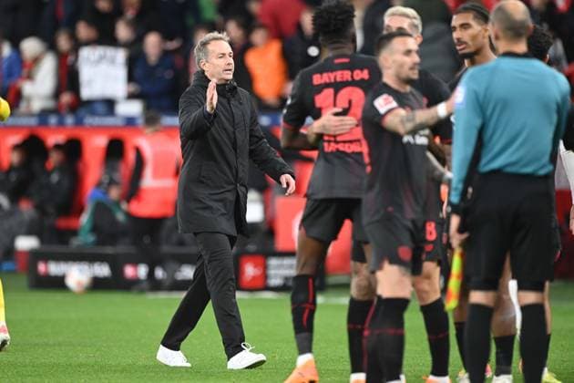Final cheer, cheers after the end of the match, jubilation, cheer, joy, cheers, coach Kasper HJULMAND LEV , Edmond TAPSOBA LEV , Aleix GARCIA LEV Football 1 Bundesliga, 8 Matchday, matchday8, Bayer Leverkusen LEV SC Freiburg FR 2 0 on 26 10 2025 in Leverkusen Germany DFL regulations prohibit any use of photographs as image sequences and or quasi video Â
