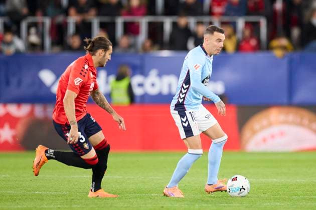 October 26, 2025, Pamplona, Navarra, SPAIN: Juan Cruz of CA Osasuna competes for the ball with Iago Aspas of RC Celta de Vigo during the LaLiga EA Sports match between CA Osasuna and RC Celta de Vigo at El Sadar on October 26, 2025, in Pamplona, Spain. Pamplona SPAIN - ZUMAa181 20251026_zaa_a181_259 Copyright: xRicardoxLarreinax