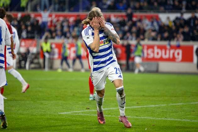 Duisburg, Germany, 26 10 25 Joshua Bitter MSV Duisburg is disappointed during the match of the 3 Liga MSV Duisburg against Rot Weiss Essen at the schauinsland reisen arena Duisburg schauinsland reisen arena North Rhine Westphalia Germany Copyright: xBrauer-Fotoagenturx xAdrianxSchlx