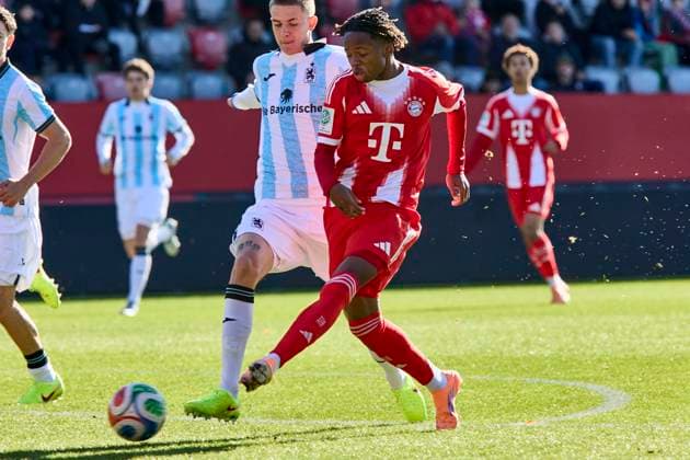 A Junioren Bundesliga DFB Nachwuchsliga, FC Bayern München U19 vs TSV 1860 München U19 , München FC Bayern, München FC Bayern U19 , FC Augsburg, FC Augsburg U19 , 2025 10 26 in München FC Bayern Campus MIKE Wisdom FC Bayern München U19 Left winger Nr 11 FCBU1911 , JENNI Jamie TSV 1860 München U19 Center back Nr 4 TSVU194 sportworld München FC Bayern Campus Bayern Germany