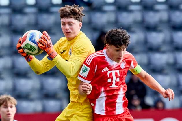 A Junioren Bundesliga DFB Nachwuchsliga, FC Bayern München U19 vs TSV 1860 München U19 , München FC Bayern, München FC Bayern U19 , FC Augsburg, FC Augsburg U19 , 2025 10 26 in München FC Bayern Campus DUNKER Mauricio TSV 1860 München U19 Goalkeeper Nr 1 TSVU191 , OFLI Deniz FC Bayern München U19 Left defender Nr 3 FCBU193 sportworld München FC Bayern Campus Bayern Germany