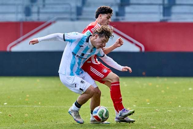A Junioren Bundesliga DFB Nachwuchsliga, FC Bayern München U19 vs TSV 1860 München U19 , München FC Bayern, München FC Bayern U19 , FC Augsburg, FC Augsburg U19 , 2025 10 26 in München FC Bayern Campus FIEDLER Lance TSV 1860 München U19 Right defender Nr 10 TSVU1910 , OFLI Deniz FC Bayern München U19 Left defender Nr 3 FCBU193 sportworld München FC Bayern Campus Bayern Germany