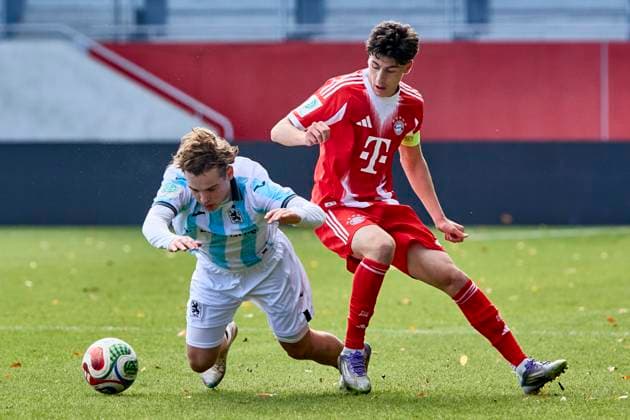 A Junioren Bundesliga DFB Nachwuchsliga, FC Bayern München U19 vs TSV 1860 München U19 , München FC Bayern, München FC Bayern U19 , FC Augsburg, FC Augsburg U19 , 2025 10 26 in München FC Bayern Campus FIEDLER Lance TSV 1860 München U19 Right defender Nr 10 TSVU1910 , OFLI Deniz FC Bayern München U19 Left defender Nr 3 FCBU193 sportworld München FC Bayern Campus Bayern Germany