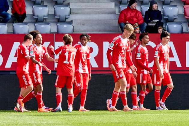 A Junioren Bundesliga DFB Nachwuchsliga, FC Bayern München U19 vs TSV 1860 München U19 , München FC Bayern, München FC Bayern U19 , FC Augsburg, FC Augsburg U19 , Torjubel 2025 10 26 in München FC Bayern Campus Goal Goal FC Bayern München U19 1 0 WIJKS Chivano FC Bayern München U19 Right defender Nr 2 FCBU192 sportworld München FC Bayern Campus Bayern Deutschland