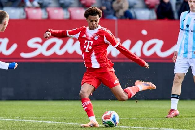 A Junioren Bundesliga DFB Nachwuchsliga, FC Bayern München U19 vs TSV 1860 München U19 , München FC Bayern, München FC Bayern U19 , FC Augsburg, FC Augsburg U19 , 2025 10 26 in München FC Bayern Campus CHEMWOR Sadiki FC Bayern München U19 Linksaußen Nr 7 FCBU197 sportworld München FC Bayern Campus Bayern Germany