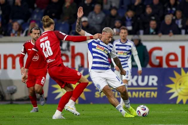 Duisburg, Germany, 26 10 25 Tom Ludovic Jean Baptiste Moustier Rot Weiss Essen and Maximilian Dittgen MSV Duisburg fighting for the ball during the 3 Liga match MSV Duisburg vs Rot Weiss Essen at schauinsland reisen arena Duisburg schauinsland reisen arena North Rhine Westphalia Germany Copyright: xBrauer-Fotoagenturx xAdrianxSchlx
