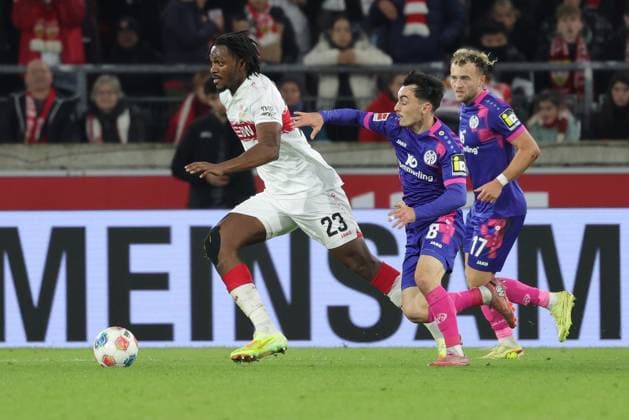 Stuttgart, Bundesliga soccer VfB Stuttgart vs 1 FSV Mainz 05, f l Dan Axel Zagadou VfB Paul Nebel Mainz In accordance with the regulations of the DFL German Soccer League, it is prohibited to use or have used photographs taken in the stadium and or of the match in the form of sequential images and or video-like photo series