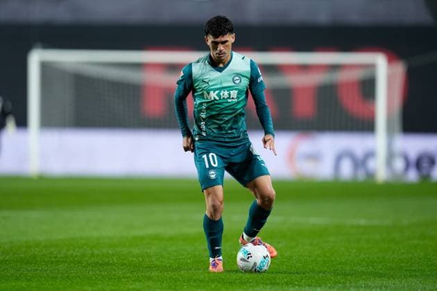 October 26, 2025, Madrid, Madrid, Spain: Carles Alena of Deportivo Alaves in action during the Spanish League, LaLiga EA Sports, football match played between Rayo Vallecano and Deportivo Alaves at Estadio de Vallecas on October 26, 2025, in Madrid, Spain. Madrid Spain - ZUMAa181 20251026_zaa_a181_265 Copyright: xDennisxAgyemanx