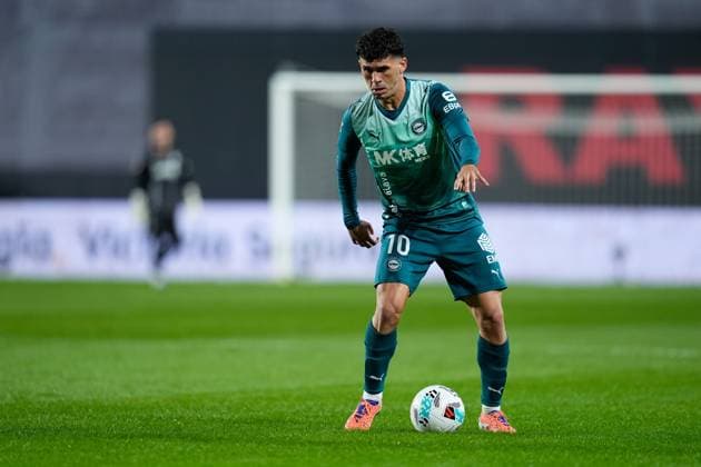 October 26, 2025, Madrid, Madrid, Spain: Carles Alena of Deportivo Alaves in action during the Spanish League, LaLiga EA Sports, football match played between Rayo Vallecano and Deportivo Alaves at Estadio de Vallecas on October 26, 2025, in Madrid, Spain. Madrid Spain - ZUMAa181 20251026_zaa_a181_266 Copyright: xDennisxAgyemanx