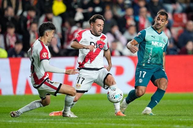 October 26, 2025, Madrid, Madrid, Spain: Jonny Otto of Deportivo Alaves and Unai Lopez of Rayo Vallecano compete for the ball during the Spanish League, LaLiga EA Sports, football match played between Rayo Vallecano and Deportivo Alaves at Estadio de Vallecas on October 26, 2025, in Madrid, Spain. Madrid Spain - ZUMAa181 20251026_zaa_a181_269 Copyright: xDennisxAgyemanx