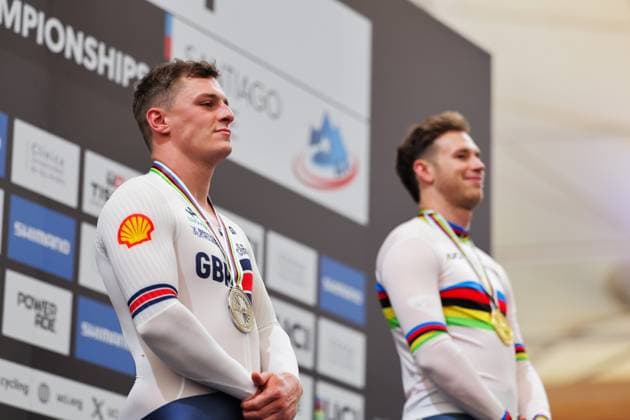 2025 Tissot UCI Track World Championships Picture by Alex Whitehead SWpix.com - 26 10 2025 - Cycling - 2025 Tissot UCI Track World Championships - Velodromo PenalolÃ n, Santiago, Chile - Men s Sprint Podium - Matthew Richardson (Great Britain) receiving the Silver Medal Copyright: x xSWpix.comx(t axPhotographyxHubxLtd)xAlexxWhitehead SWpix.comx SWP-3030-12038