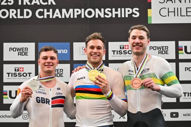 2025 Tissot UCI Track World Championships Picture by Simon Wilkinson SWpix.com - 26 10 2025 - Cycling - 2025 Tissot UCI Track World Championships - Velodromo PenalolÃ n, Santiago, Chile - Men s Sprint Podium - Harrie Lavreysen (Netherlands) with the 4 Gold Medals he has won at the 2025 Tissot UCI Track World Championships with Matthew Richardson (Great Britain) receiving the Silver Medal and Leigh Hoffman (Australia) receiving the Bronze Medal Copyright: x xSWpix.comx(t axPhotographyxHubxLtd)xSimonxWilkinson SWpix.comx SWP-3030-12046