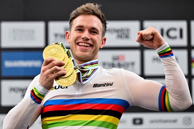 2025 Tissot UCI Track World Championships Picture by Simon Wilkinson SWpix.com - 26 10 2025 - Cycling - 2025 Tissot UCI Track World Championships - Velodromo PenalolÃ n, Santiago, Chile - Men s Sprint Podium - Harrie Lavreysen (Netherlands) with the 4 Gold Medals he has won at the 2025 Tissot UCI Track World Championships Copyright: x xSWpix.comx(t axPhotographyxHubxLtd)xSimonxWilkinson SWpix.comx SWP-3030-12047