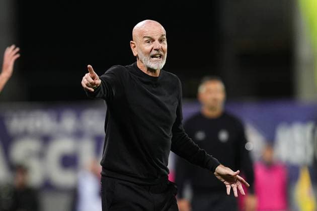 FiorentinaÕs head coach Stefano Pioli shouts instructions to his players during the Serie A soccer match between Fiorentina and Bologna at the Artemio Franchi Stadium in Florence, north Italy - Sunday, October 26, 2025 -  Copyright: xMassimoxPaolone LaPressex