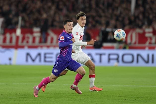 Stuttgart, Bundesliga soccer VfB Stuttgart vs 1 FSV Mainz 05, v l Paul Nebel Mainz Ameen Al Dakhil VfB According to the regulations of the DFL German Soccer League, it is prohibited to use or have used photographs taken in the stadium and or of the match in the form of sequential images and or video-like photo series