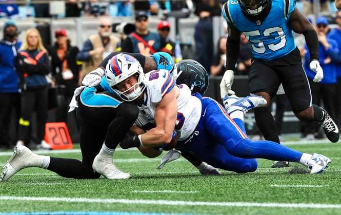 October 26, 2025: Buffalo tight end Jackson Hawes (85) gets tackled just before end zone. NFL, American Football Herren, USA football game between Buffalo Bills and Carolina Panthers at Bank of America Stadium, Charlotte , North Carolina. CSM Charlotte United States of America - ZUMAc04_ 20251026_zma_c04_082 Copyright: xDavidxBeachx