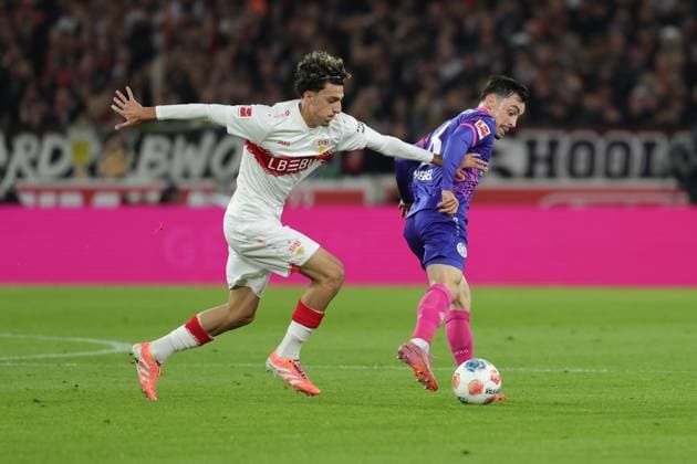 Stuttgart, Bundesliga Soccer VfB Stuttgart vs 1 FSV Mainz 05, v l Ameen Al Dakhil VfB Paul Nebel Mainz According to the regulations of the DFL German Soccer League, it is prohibited to use or have used photographs taken in the stadium and or of the match in the form of sequential images and or video-like photo series