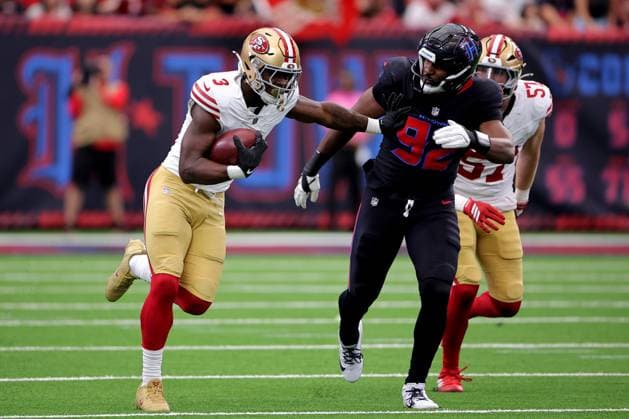 October 26, 2025, Houston, Texas, U.S: San Francisco 49ers running back Brian Robinson Jr. (3) carries the ball on a kickoff return during the second quarter of the NFL, American Football Herren, USA game between the Houston Texans and the San Francisco 49ers at NRG Stadium in Houston, TX on October 26, 2025. Houston U.S - ZUMAw137 20251026_aap_w137_036 Copyright: xErikxWilliamsx