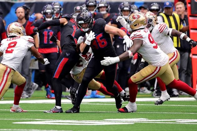 October 26, 2025, Houston, Texas, U.S: Houston Texans tight end Dalton Schultz (86) carries the ball against San Francisco 49ers defensive end Mykel Williams (98) after a catch during the third quarter of the NFL, American Football Herren, USA game between the Houston Texans and the San Francisco 49ers at NRG Stadium in Houston, TX on October 26, 2025. Houston U.S - ZUMAw137 20251026_aap_w137_043 Copyright: xErikxWilliamsx