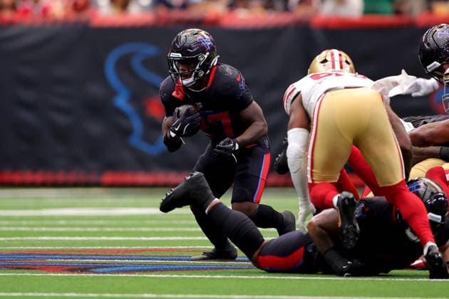 October 26, 2025, Houston, Texas, U.S: Houston Texans running back Woody Marks (27) carries the ball upfield during the second quarter of the NFL, American Football Herren, USA game between the Houston Texans and the San Francisco 49ers at NRG Stadium in Houston, TX on October 26, 2025. Houston U.S - ZUMAw137 20251026_aap_w137_050 Copyright: xErikxWilliamsx