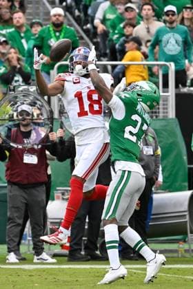October 26, 2025, Philadelphia, Pennsylvania, USA; Philadelphia Eagles cornerback Quinyon Mitchell (27) defends a pass to New York Giants wide receiver Darius Slayton (18) during the first half at Lincoln Financial Field. CSM Philadelphia USA - ZUMAc04_ 20251026_faf_c04_031 Copyright: xEricxCanhax