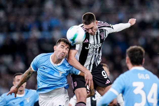 SS Lazio v Juventus FC - Serie A Enilive Alessio Romagnoli of SS Lazio and Dusan Vlahovic of Juventus FC jump for the ball during the serie Serie A Enilive match between SS Lazio and Juventus FC at Olimpico on October 26, 2025 in Rome, Italy Rome Stadio Olimpico Lazio Italy Copyright: xGiuseppexMaffiax 251026_SerieA_Lazio-Juventus_GM_3003