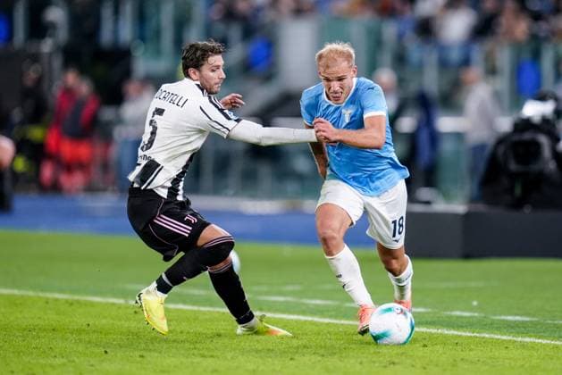 SS Lazio v Juventus FC - Serie A Enilive Manuel Locatelli of Juventus FC and Gustav Isaksen of SS Lazio compete for the ball during the serie Serie A Enilive match between SS Lazio and Juventus FC at Olimpico on October 26, 2025 in Rome, Italy Rome Stadio Olimpico Lazio Italy Copyright: xGiuseppexMaffiax 251026_SerieA_Lazio-Juventus_GM_8424
